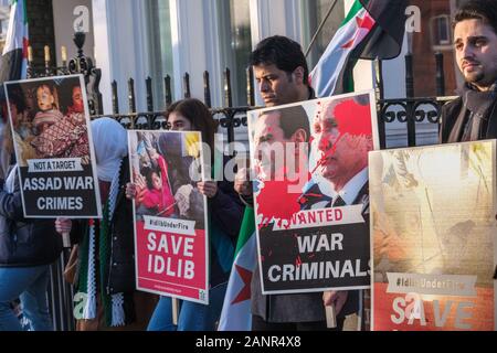 Londra, Regno Unito. 18 gennaio 2019. I dimostranti si contrappongono l'Ambasciata russa protesta contro i crimini di guerra di Assad e Putin contro il popolo della Siria nella provincia di Idlib. A partire dalla metà di dicembre Assad ha scatenato una brutale e senza precedenti di campagna militare ci con incursioni aeree che sono state indirizzate a ospedali e mercati e la morte di centinaia di civili. Oltre 500.000 hanno abbandonato le proprie case ma non hanno alcun posto dove andare come il confine turco è chiuso. Peter Marshall / Alamy Live News Foto Stock