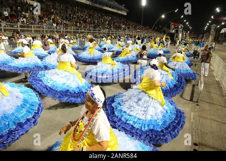 Sao Paulo, Brasile. 18 gennaio, 2020. 18 gennaio 2020: Membri della Unidos do Peruche samba scuola prendere parte alle prove generali per le prossime Sao Paulo Carnevale 2020, all'Anhembi Sambadrome. Le sfilate si svolgerà il 21 e 22 febbraio. Credito: ZUMA Press, Inc./Alamy Live News Foto Stock