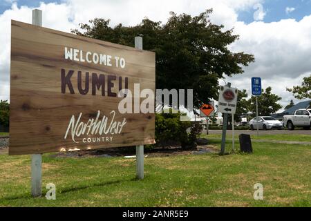 Kumeu, Auckland, Nuova Zelanda, Benvenuti a Kumeu nord-ovest paese segno di strada in legno, studi cinematografici, serbatoio d'acqua al coperto, avatar, il megag, signore degli anelli Foto Stock