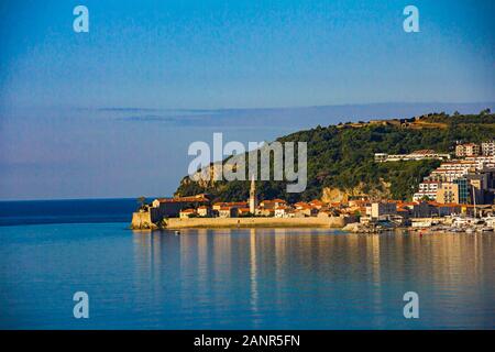 La vista della parte vecchia della città di Budva con San Giovanni cattedrale (sveti ivana cattedrale) torre campanaria Foto Stock