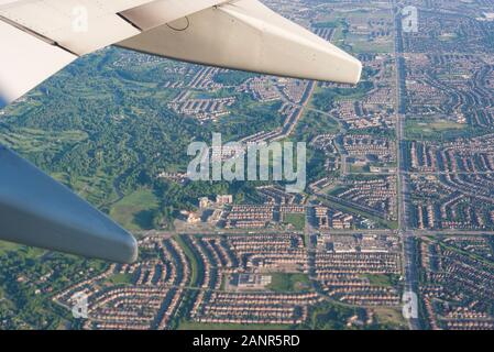 Vista dalla finestra aereo sede della Greater Toronto Area suburbana. Foto Stock