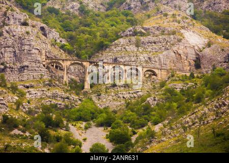 La vista della vecchia alta montagna mozzafiato viadotto ferroviario o ponte di montagna della vecchia linea ferroviaria nel Montenegro, Europa Foto Stock