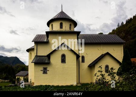 Egli la chiesa di San Nicola di Myra in serbo monastero ortodosso (chiostro) Moracha in Montenegro, fondata nel 1252, Rascian stile architettonico Foto Stock