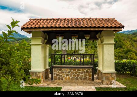 Il campanile e la chiesa dell Assunzione di Maria in serbo monastero ortodosso (chiostro) Moracha in Montenegro, fondata nel 1252, architettura Rascian Foto Stock