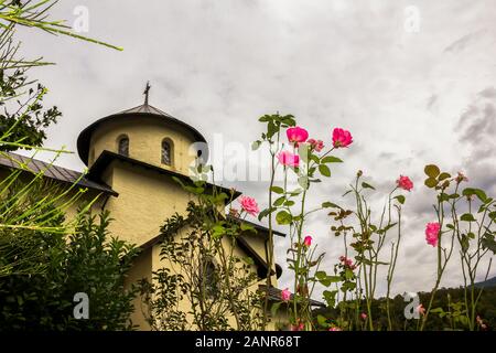 Egli la chiesa di San Nicola di Myra in serbo monastero ortodosso (chiostro) Moracha in Montenegro, fondata nel 1252, Rascian stile architettonico Foto Stock