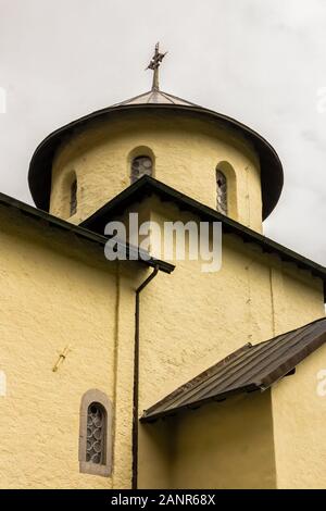 Egli la chiesa di San Nicola di Myra in serbo monastero ortodosso (chiostro) Moracha in Montenegro, fondata nel 1252, Rascian stile architettonico Foto Stock