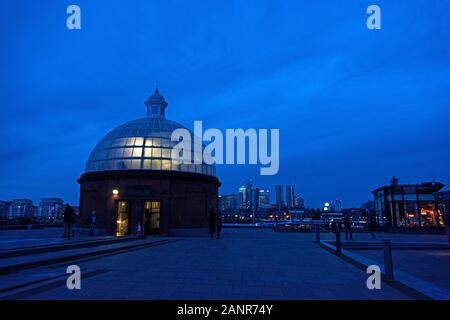 L'ingresso cupola del Greenwich Foot Tunnel si illumina in inverno twilight, Londra. Foto Stock