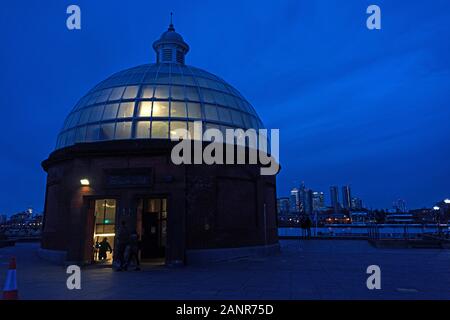 L'ingresso cupola del Greenwich Foot Tunnel si illumina in inverno twilight, Londra. Foto Stock
