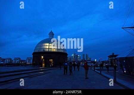 L'ingresso cupola del Greenwich Foot Tunnel si illumina in inverno twilight, Londra. Foto Stock