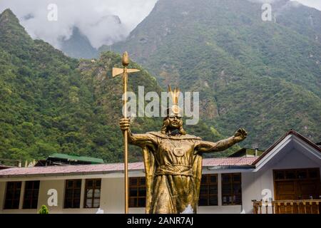 L'imperatore Pachacutec, statua che si trova nella città di Aguas Calientes a Macchu Picchu città Foto Stock