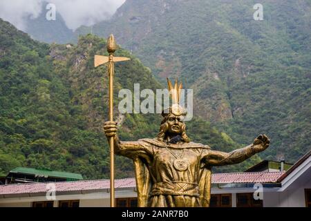 L'imperatore Pachacutec, statua che si trova nella città di Aguas Calientes a Macchu Picchu città Foto Stock