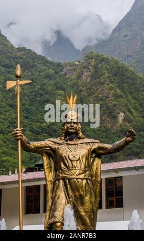 L'imperatore Pachacutec, statua che si trova nella città di Aguas Calientes a Macchu Picchu città Foto Stock