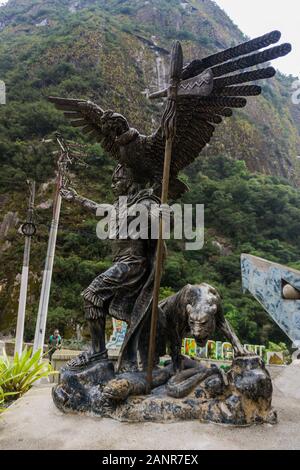 L'imperatore Pachacutec, statua che si trova nella città di Aguas Calientes a Macchu Picchu città Foto Stock