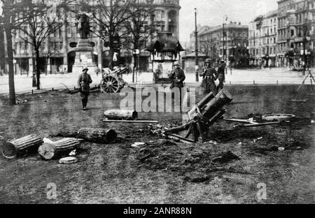 Grande via che combatte a Berlino durante lo sciopero generale. Miniera di pesanti lanciatori su Alexanderplatz. Gennaio 1919 Foto Stock