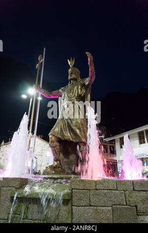 L'imperatore Pachacutec, statua che si trova nella città di Aguas Calientes a Macchu Picchu città Foto Stock