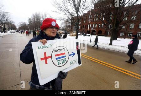 Ginevra, Illinois, Stati Uniti d'America. 18 gennaio, 2020. Sabato, 18 Gennaio 2020 - Ginevra, Illinois, Stati Uniti - Protestor giorno Waterman di South Elgin, Illinois trasporta un poster come lei passa il vecchio Kane County Court House durante la donna marzo Fox Valley a Ginevra, Illinois. Il movimento sostiene le politiche a favore delle donne, riforma dell immigrazione, diritti riproduttivi, diritti LGBTQ, uguaglianza razziale, la libertà di religione e i diritti dei lavoratori e la tolleranza. Le donne di marzo ha iniziato il giorno dopo il presidente Donald Trump è stato inaugurato il 20 gennaio 2017. Credito: H. Rick Bamman/ZUMA filo/Alamy Live News Foto Stock