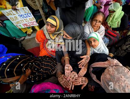 Kolkata, India. 18 gennaio, 2020. Le donne musulmane visualizzare le loro mani scritto su nessun NRC, NO CAA durante la dimostrazione.A dieci giorni continua dimostrazione contro NRC (registro nazionale per la cittadinanza) e (Cittadinanza Amendment Bill) CAB che concede la cittadinanza indiana per i non-musulmani dell'Afghanistan, Pakistan e Bangladesh che fu approvata dal governo Indiano nel dicembre 2019 e ha creato la violenza, Sciopero e protesta in tutta l'India. Credito: SOPA Immagini limitata/Alamy Live News Foto Stock