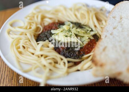 Autentica pasta italiana spaghetti alla bolognese con salsa di pomodoro in un ristorante, primo piano, macro Foto Stock