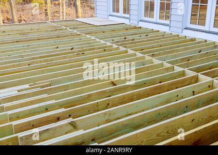 Plance di frammenti che installano pavimento di legno per patio ponte con nuova pavimentazione di legno Foto Stock