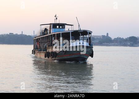 Barca sul Fiume Hooghly in Kolkata Foto Stock