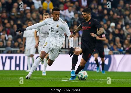 Madrid, Spagna. 18 gennaio, 2020. Eder Militao del Real Madrid e sempre Banega di Sevilla FC sono visto in azione durante la Liga match tra il Real Madrid e Sevilla FC a Santiago Bernabeu Stadium in Madrid. (Punteggio finale; Real Madrid 2:1 Sevilla FC) Credito: SOPA Immagini limitata/Alamy Live News Foto Stock