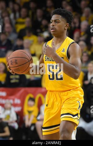 Wichita, Kansas, Stati Uniti d'America. 18 gennaio, 2020. Wichita State Shockers guard concedere Sherfield (52) gestisce la sfera durante il NCAA Pallacanestro tra la Houston Cougars e Wichita State Shockers a Charles Koch Arena di Wichita, Kansas. Kendall Shaw/CSM/Alamy Live News Foto Stock