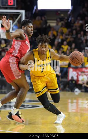 Wichita, Kansas, Stati Uniti d'America. 18 gennaio, 2020. Wichita State Shockers guard Tyson Etienne (1) rigidi per il cestello durante il NCAA Pallacanestro tra la Houston Cougars e Wichita State Shockers a Charles Koch Arena di Wichita, Kansas. Kendall Shaw/CSM/Alamy Live News Foto Stock