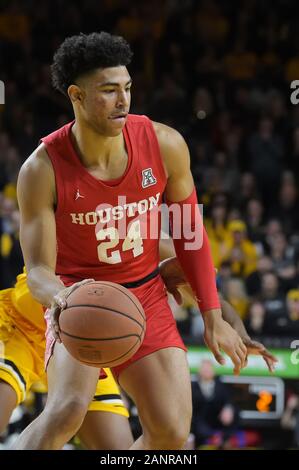 Wichita, Kansas, Stati Uniti d'America. 18 gennaio, 2020. Houston Cougars guard Quentin Grimes (24) gestisce la sfera durante il NCAA Pallacanestro tra la Houston Cougars e Wichita State Shockers a Charles Koch Arena di Wichita, Kansas. Kendall Shaw/CSM/Alamy Live News Foto Stock