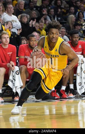 Wichita, Kansas, Stati Uniti d'America. 18 gennaio, 2020. Wichita State Shockers guard Tyson Etienne (1) rigidi per il cestello durante il NCAA Pallacanestro tra la Houston Cougars e Wichita State Shockers a Charles Koch Arena di Wichita, Kansas. Kendall Shaw/CSM/Alamy Live News Foto Stock