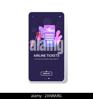 Donna traveler con bagagli utilizzando mobile app di prenotazione o acquisto di ricerca online biglietti aerei viaggi in tutto il mondo del turismo della compagnia aerea Concetto di vacanza per tutta la lunghezza dello schermo dello smartphone illustrazione vettoriale Illustrazione Vettoriale