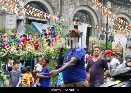 Manila, Filippine. Xvii gen, 2020. Migliaia di fedeli Cattolici assiste l annuale Sto. Nino de Tondo festeggiamenti di portare con sé le immagini del Bambino Gesù e si sfilano per le strade. Sto. Nino de Tondo viene celebrata la terza settimana di gennaio di ogni anno. È il secondo ben noti Sto. Nino festival accanto a Sinulog di Cebu. (Foto di Giuseppe Dacalanio/Pacific Stampa) Credito: Pacific Press Agency/Alamy Live News Foto Stock