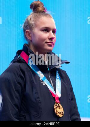 Losanna, Svizzera. 18 gennaio, 2020. Medaglia d'oro Kelly Sildaru di Estonia pone per le foto durante la premiazione per donne freeski slopestyle di sci freestyle al terzo inverno Olimpiadi della Gioventù a Losanna, Svizzera, Gennaio 18, 2020. Credito: Chen Yichen/Xinhua/Alamy Live News Foto Stock