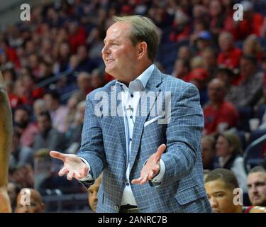 Oxford, MS, STATI UNITI D'AMERICA. 18 gennaio, 2020. Ole' Miss Head Coach, Kermit Davis, durante il NCAA pallacanestro tra la LSU Tigri e l' Ole Miss ribelli presso il padiglione a Oxford, MS. Kevin Langley/Sports South Media/CSM/Alamy Live News Foto Stock