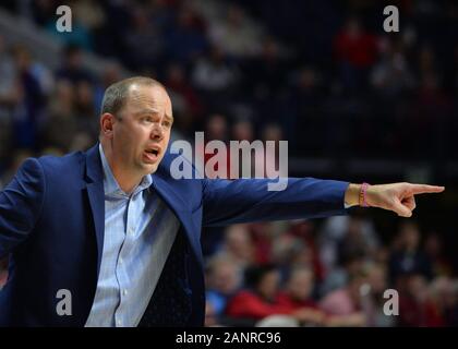 Oxford, MS, STATI UNITI D'AMERICA. 18 gennaio, 2020. La LSU Assistant Coach Bill Armstrong, durante il NCAA pallacanestro tra la LSU Tigri e l' Ole Miss ribelli presso il padiglione a Oxford, MS. Kevin Langley/Sports South Media/CSM/Alamy Live News Foto Stock