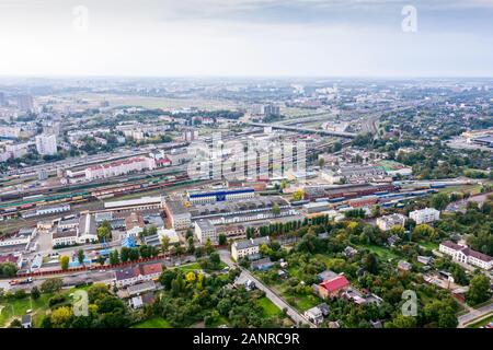 Antenna vista panoramica della città di area industriale con mozzo ferroviaria. I treni merci per il trasporto merci. Minsk, Bielorussia Foto Stock