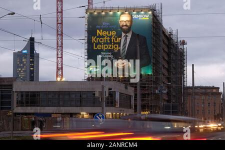 Leipzig, Germania. Decimo gen, 2020. Un grande poster con il ritratto di Sebastian Gemkow (CDU), Sassonia il ministro della Scienza e candidato per le elezioni per Leipzig di Lord Mayor, pende sulla facciata di un futuro edificio residenziale. Su 03.10.2019, un incendio doloso è stata impegnata su una gru sul sito in costruzione, per cui di estrema sinistra, confessato gruppi su Internet. Il popolo di Lipsia saranno chiamati ad eleggere il loro nuovo leader della città il 02.02.2020. (A dpa " Lipsia prima del mayoral elezioni del febbraio 2') Credito: Sebastian Willnow/dpa-Zentralbild/ZB/dpa/Alamy Live News Foto Stock