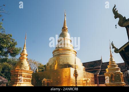 Stupa dorato di Wat Phra Singh tempio in Chiang Mai, Thailandia. Foto Stock