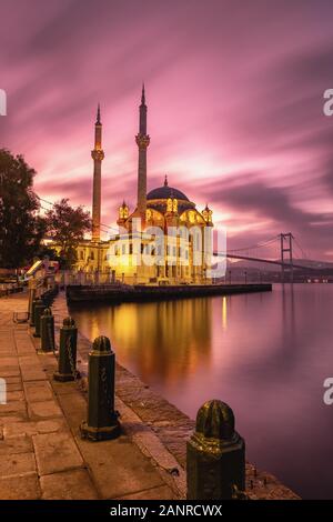 La Moschea Ortakoy e Ponte sul Bosforo a sunrise, Istanbul, Turchia Foto Stock
