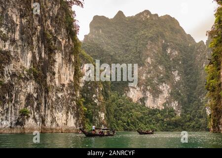 Tour in barca sulla Lan Cheow lago in Khao Sok National Park, Thailandia Foto Stock