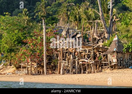 Famoso Hippie Bar realizzato da driftwood su Ko Phayam island Foto Stock