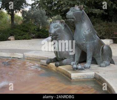 La fontana dei leoni in Bloomfield Park, Yemin Moshe quartiere di Gerusalemme. E bronzo placcato oro scultura ideato da scultore tedesco Gernot Rumpf Foto Stock