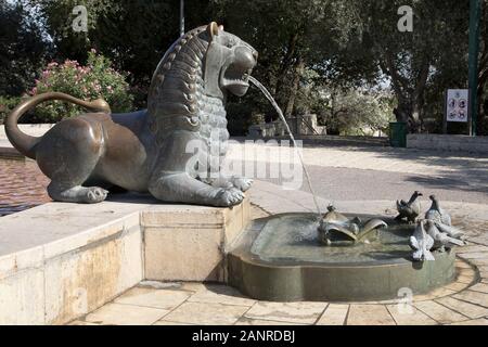 La fontana dei leoni in Bloomfield Park, Yemin Moshe area di Gerusalemme. E bronzo placcato oro scultura di leoni e colombe da scultore tedesco Gernot Rumpf Foto Stock