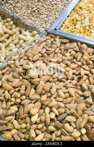 Mandorle morbide a guscio in mostra nel mercato alimentare Mahane Yehuda, Gerusalemme, Israele Foto Stock