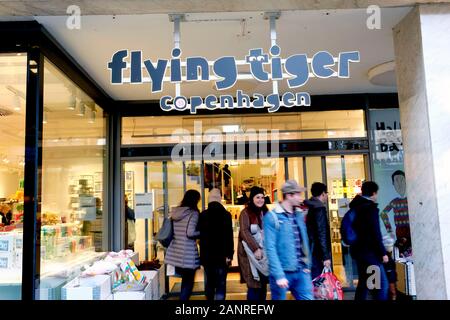 Una vista di flying tiger Copenaghen shop a Basilea in Svizzera. Foto Stock