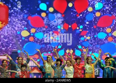 Kuala Lumpur, Malesia. Xix gen, 2020. Le persone a svolgere durante un Festival Cinese della Primavera in festa a Kuala Lumpur, Malesia, Gennaio 18, 2020. Credito: Xinhua/Alamy Live News Foto Stock