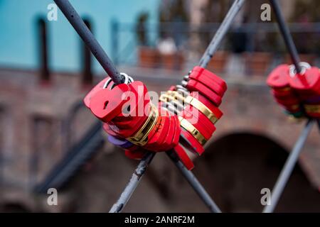 Serrature chiuse da amanti sul ponte grata close up Foto Stock