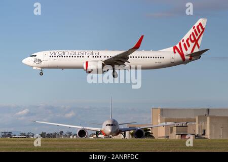 Virgin Australia Airlines Boeing 737-800 aereo di linea circa di atterrare all'Aeroporto di Melbourne mentre un Jetstar Airways Boeing 787 attende prima di partire. Foto Stock