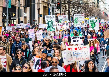 Jan 18, 2020 San Francisco / CA / STATI UNITI D'AMERICA - i partecipanti per le donne del marzo evento segni di attesa con vari messaggi mentre marcia su Market street nel fare Foto Stock