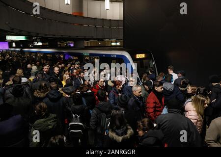 Bucarest, Romania - 15 Gennaio 2020: grande gruppo di persone si affollano per entrare e uscire dalla metropolitana di Victoria Square (Piata Victoriei) Foto Stock