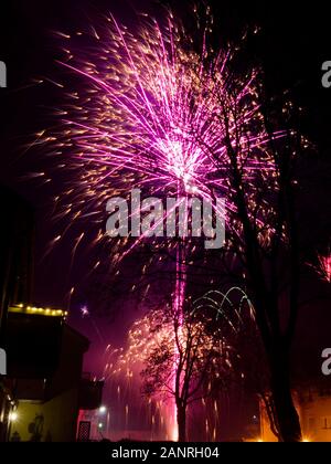 Coloratissimi fuochi d'artificio - Nuovo anno fuochi d'artificio Foto Stock